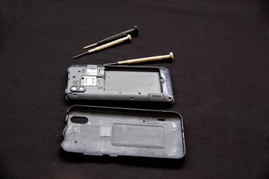 Elektronik onarım servisi - teknisyen kırık cep telefonu tamir ediyor