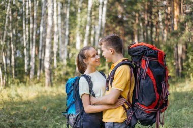 birkaç turist bir ormanda hiking sırt çantaları
