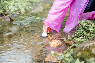 kadın lastik çizme ve yağmurda yürümek yağmurluk