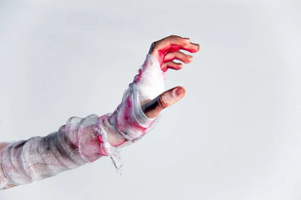 Хэллоуин тема: изображение рук зомби с черными ногтями — стоковое фото