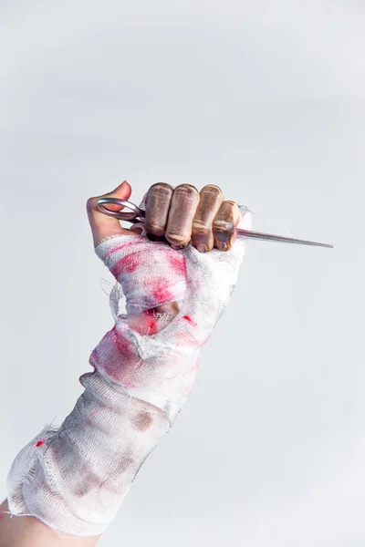 Thème Halloween : une image de mains zombies avec des ongles noirs — Photo