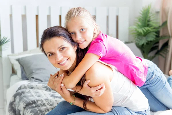 Anya és lánya időt együtt otthon — Stock Fotó