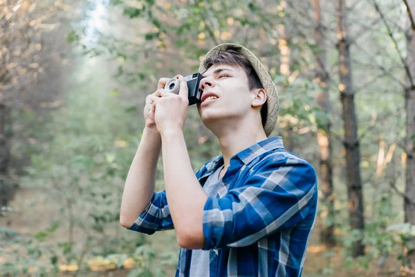 Reisender junger Mann macht ein Foto in der Natur — Stockfoto
