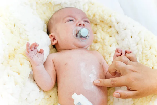 Милый новорожденный малыш в первые месяцы жизни — стоковое фото