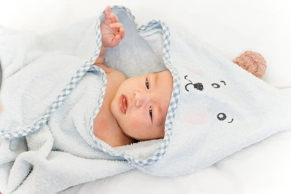 Милый новорожденный малыш в первые месяцы жизни — стоковое фото
