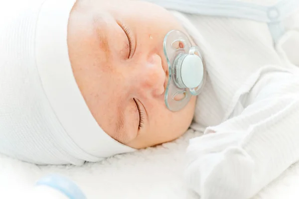 Carino neonato nei primi mesi di vita — Foto Stock