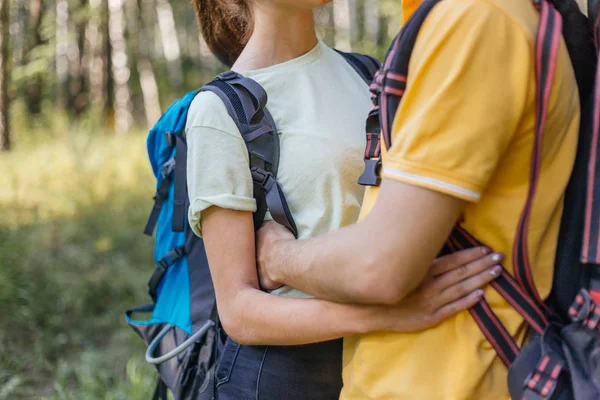 Touristenpaar mit Rucksack wandert im Wald — Stockfoto