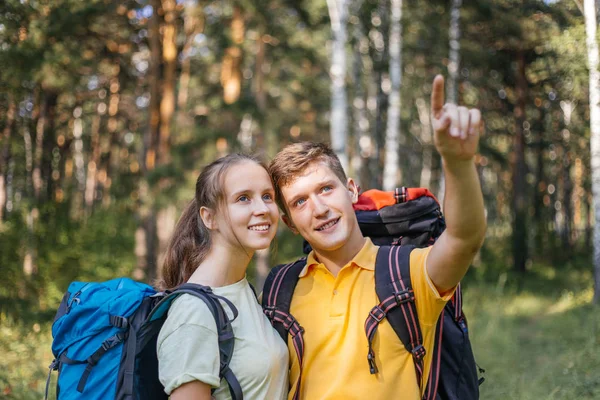 Para turystów z plecakami, wędrówki w lesie — Zdjęcie stockowe