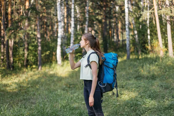 Uzun yürüyüşe çıkan kimse turist kız içme suyu bir şişe olduğunu — Stok fotoğraf