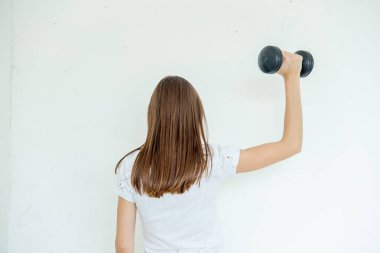 kız sabah egzersizleri evde yapıyor. Spor ve sağlıklı yaşam tarzı.