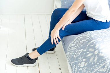 kız sabah egzersizleri evde yapıyor. Spor ve sağlıklı yaşam tarzı.