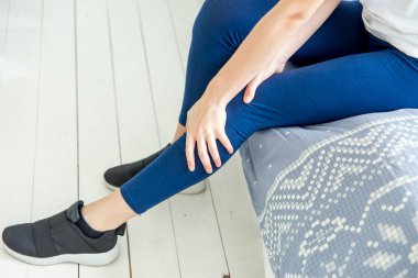 kız sabah egzersizleri evde yapıyor. Spor ve sağlıklı yaşam tarzı.