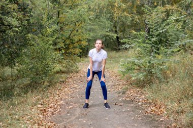 sportif Park'ta jogging ve egzersizleri yapıyor kız uygun