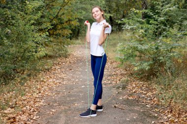 sportif Park'ta jogging ve egzersizleri yapıyor kız uygun