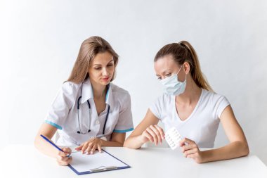 bir doktor ve bir hasta randevu sırasında bir portre