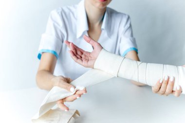 Gri arka plan üzerinde üniformalı memnun gülümseyen Doktor portresi