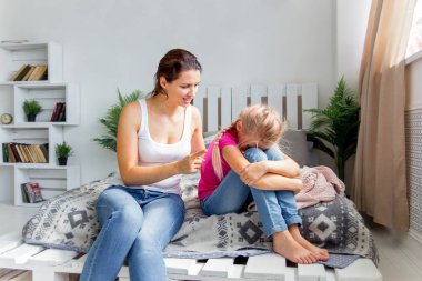 Anne ve kızı birlikte evde vakit