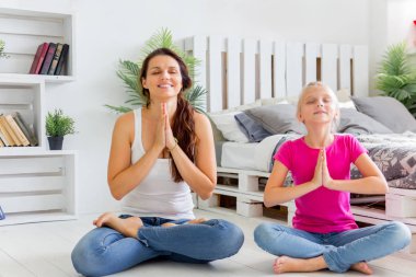 Anne ve kızı birlikte evde vakit