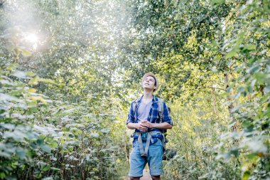 Genç yolcusu adam sırt çantası içinde doğa ile hiking