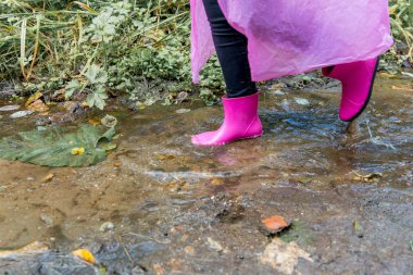 kadın lastik çizme ve yağmurda yürümek yağmurluk