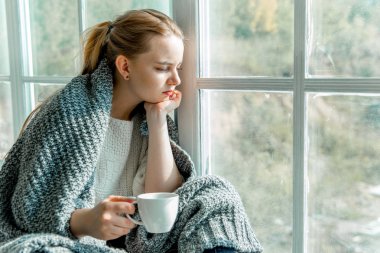 Soğuk algınlığı ve grip evde hasta genç kadınla