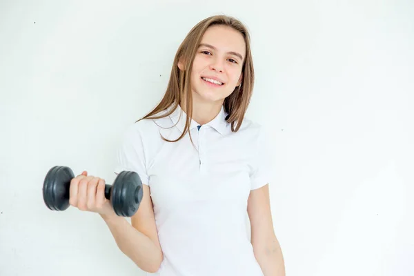 Mädchen macht Morgenübungen zu Hause. gesunder und sportlicher Lebensstil. — Stockfoto