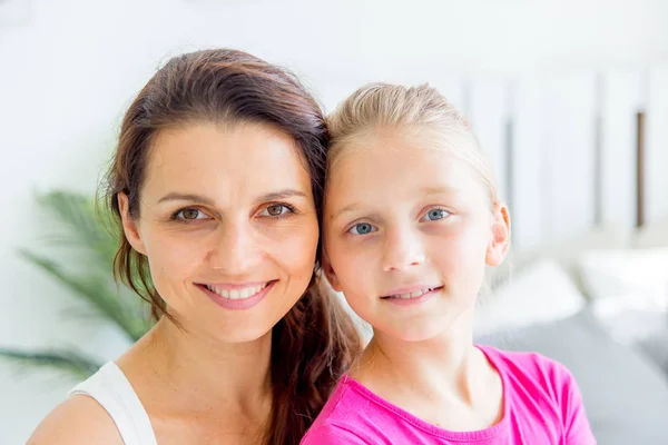 Mutter Und Tochter Verbringen Die Zeit Gemeinsam Hause Glückliches Familienkonzept — Stockfoto