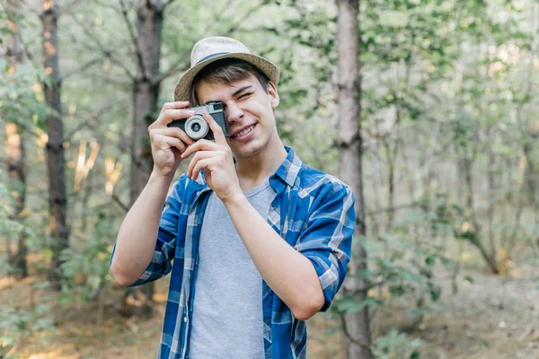 Genç adam gezgin doğada fotoğraf çekme — Stok fotoğraf
