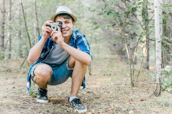 Genç adam gezgin doğada fotoğraf çekme — Stok fotoğraf