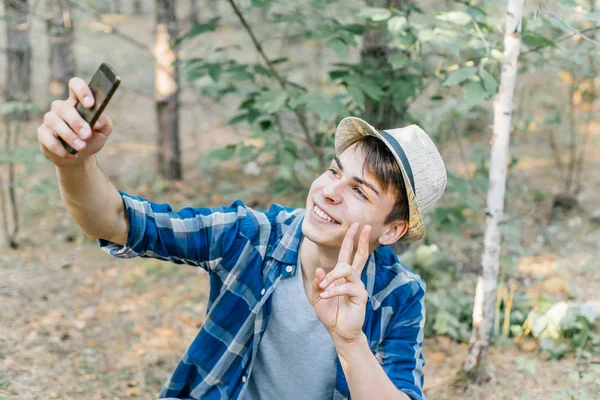 Gülümseyen uzun yürüyüşe çıkan kimse yakışıklı selfie fotoğraf çekme — Stok fotoğraf