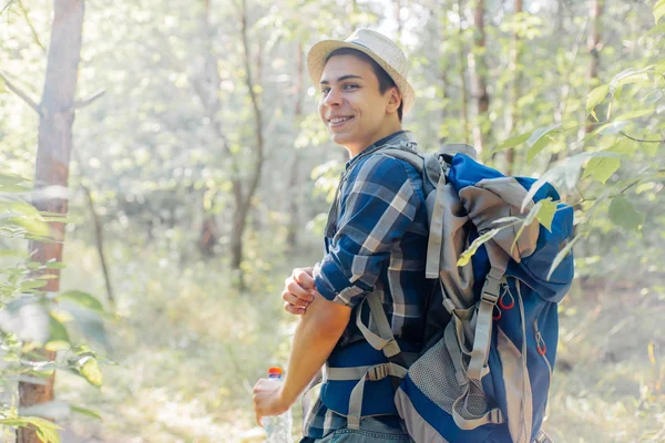 Joven viajero chico senderismo con mochila en la naturaleza —  Fotos de Stock