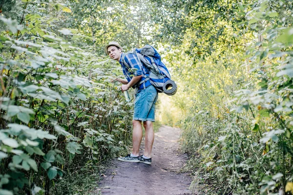 Τύπος νεαρός ταξιδιώτης πεζοπορία με σακίδιο μέσα στη φύση — Φωτογραφία Αρχείου