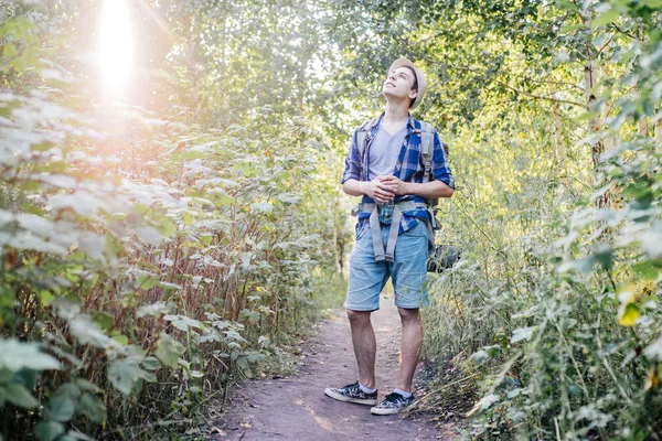 Genç yolcusu adam sırt çantası içinde doğa ile hiking — Stok fotoğraf