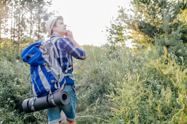 Genç yolcusu adam sırt çantası içinde doğa ile hiking — Stok fotoğraf