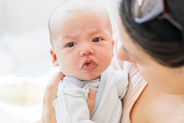 Giovane madre che tiene in braccio un neonato — Foto Stock