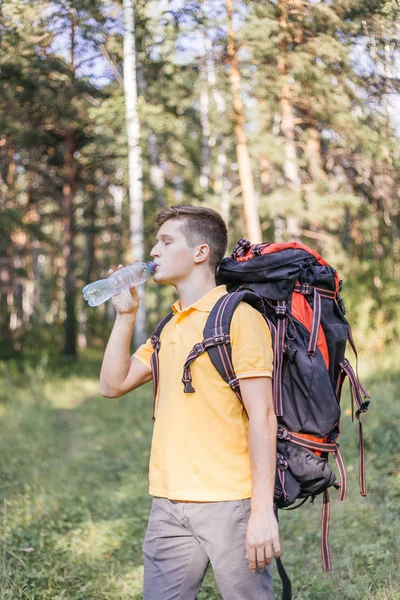 Uzun yürüyüşe çıkan kimse turist adam içme suyu bir şişe olduğunu — Stok fotoğraf