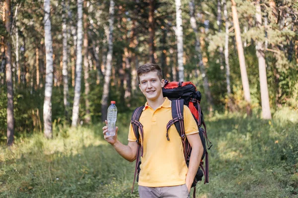 Uzun yürüyüşe çıkan kimse turist adam içme suyu bir şişe olduğunu — Stok fotoğraf