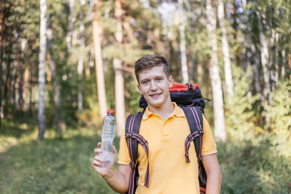 Uzun yürüyüşe çıkan kimse turist adam içme suyu bir şişe olduğunu — Stok fotoğraf