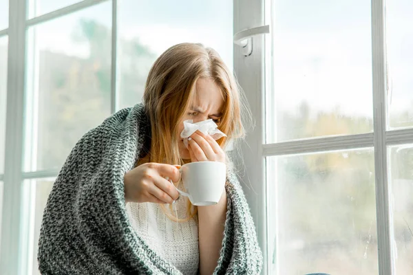 Giovane donna malata con raffreddore e influenza a casa — Foto Stock