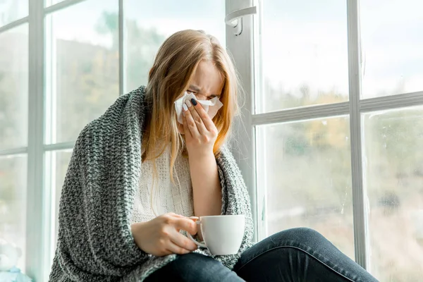 Giovane donna malata con raffreddore e influenza a casa — Foto Stock