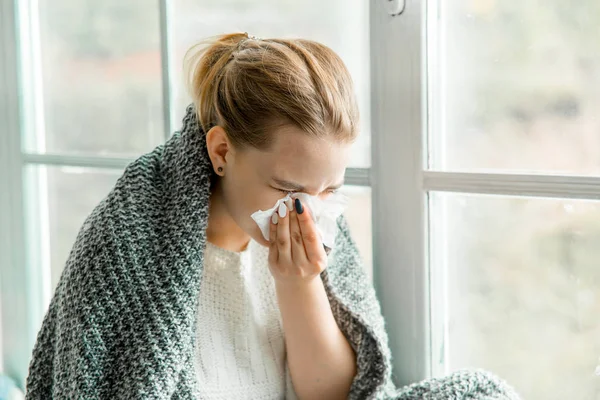 Giovane donna malata con raffreddore e influenza a casa — Foto Stock