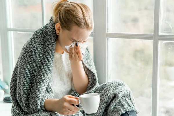 Giovane donna malata con raffreddore e influenza a casa — Foto Stock