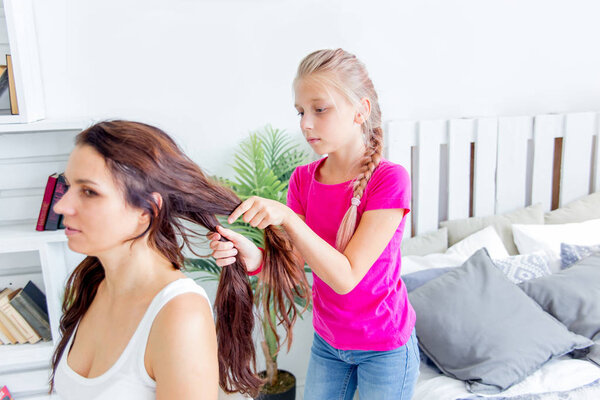 Мать и дочь проводят время вместе дома
