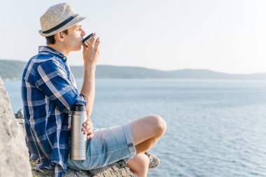 Uzun yürüyüşe çıkan kimse bir mola ve bir termos kahve veya çay içme