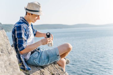 Uzun yürüyüşe çıkan kimse bir mola ve bir termos kahve veya çay içme