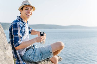 Uzun yürüyüşe çıkan kimse bir mola ve bir termos kahve veya çay içme