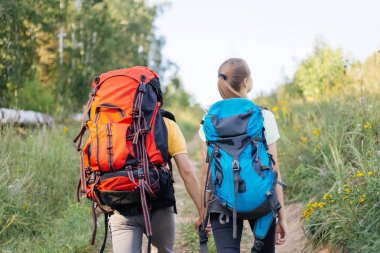 birkaç turist bir ormanda hiking sırt çantaları