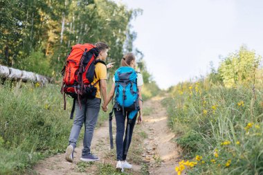 birkaç turist bir ormanda hiking sırt çantaları