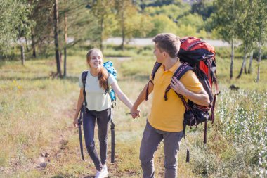 birkaç turist bir ormanda hiking sırt çantaları