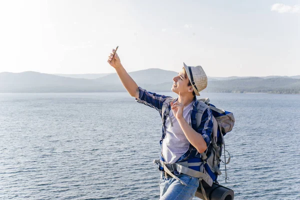 Gülümseyen uzun yürüyüşe çıkan kimse yakışıklı selfie fotoğraf çekme — Stok fotoğraf